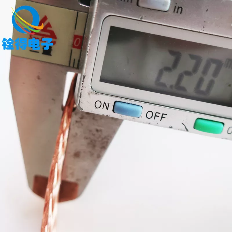 In che modo la treccia di rame può migliorare la messa a terra e il controllo EMI?